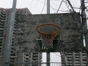 Basketballkorb vor dem Tagi
