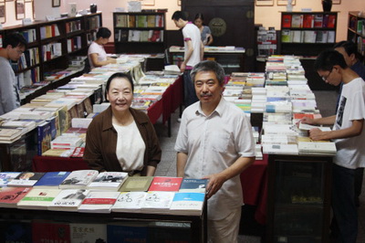 Besitzer der Sanwei Buchhandlung, Li Shiqiang und Liu Yuanshen Bild von Bernhard Bartsch